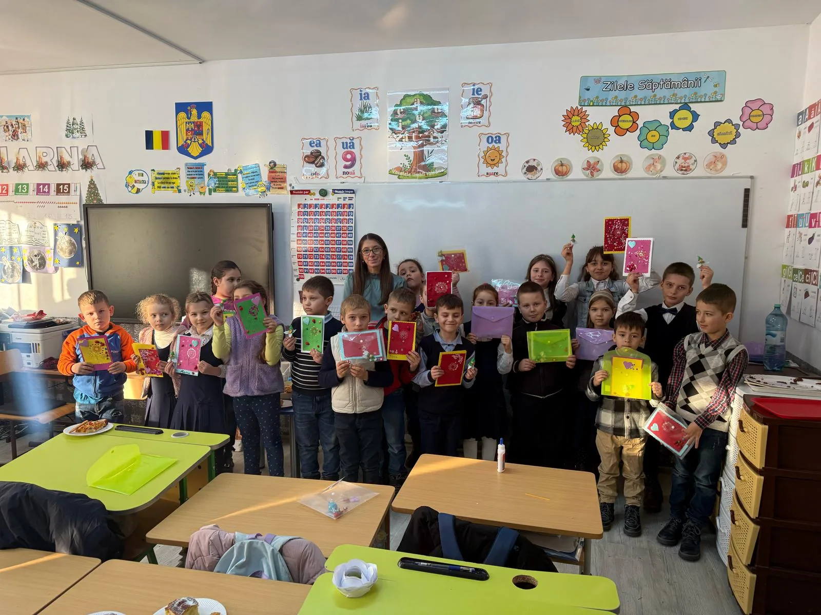 Adoptă o Școală — Activități distractive cu copiii din satul Osoi · Mărțișoare